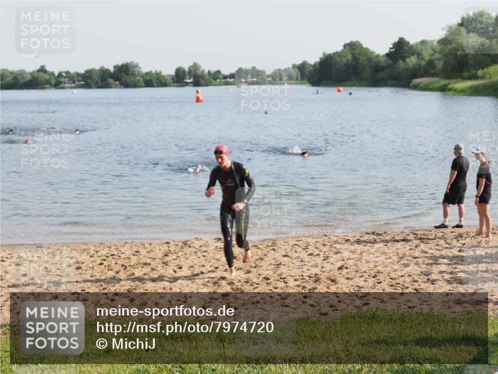 21.06.2025 - 27. Vierlanden-Triathlon MichiJ http://msf.ph/oto/7974720 15.06.2026 08:40:19 Schwimmen 67, 82 meine-sportfotos.de