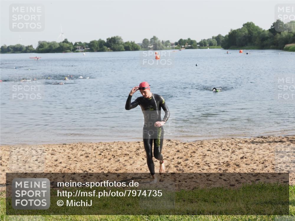 21.06.2025 - 27. Vierlanden-Triathlon MichiJ http://msf.ph/oto/7974735 15.06.2026 08:40:20 Schwimmen 67, 82 meine-sportfotos.de
