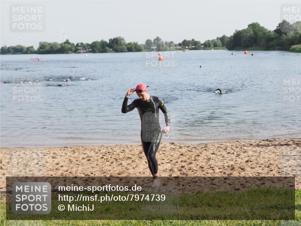 21.06.2025 - 27. Vierlanden-Triathlon MichiJ http://msf.ph/oto/7974739 15.06.2026 08:40:20 Schwimmen 67, 82 meine-sportfotos.de