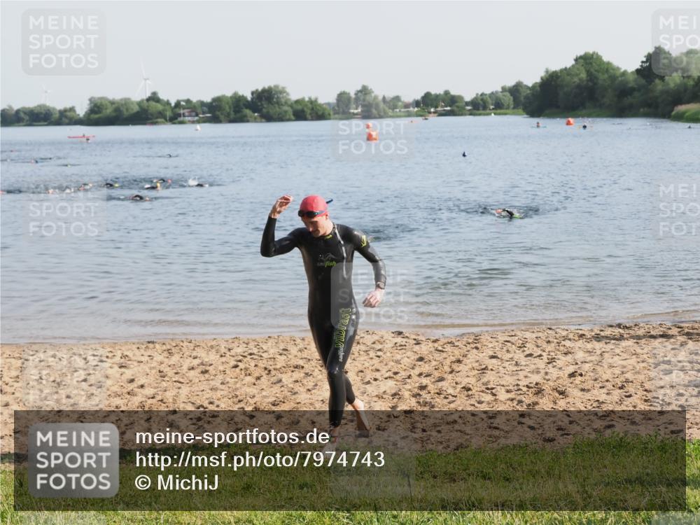 21.06.2025 - 27. Vierlanden-Triathlon MichiJ http://msf.ph/oto/7974743 15.06.2026 08:40:20 Schwimmen 67, 82 meine-sportfotos.de