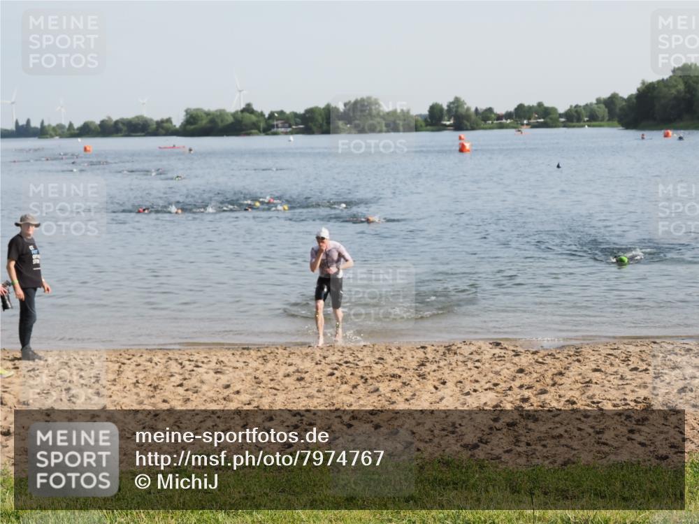 21.06.2025 - 27. Vierlanden-Triathlon MichiJ http://msf.ph/oto/7974767 15.06.2026 08:40:30 Schwimmen 7 meine-sportfotos.de