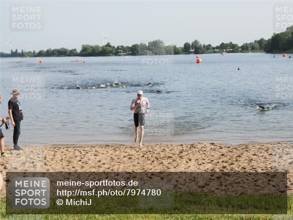 21.06.2025 - 27. Vierlanden-Triathlon MichiJ http://msf.ph/oto/7974780 15.06.2026 08:40:31 Schwimmen 7 meine-sportfotos.de