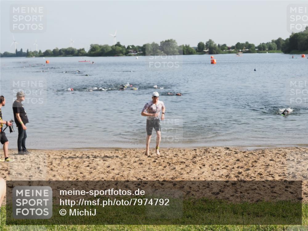 21.06.2025 - 27. Vierlanden-Triathlon MichiJ http://msf.ph/oto/7974792 15.06.2026 08:40:31 Schwimmen 7 meine-sportfotos.de