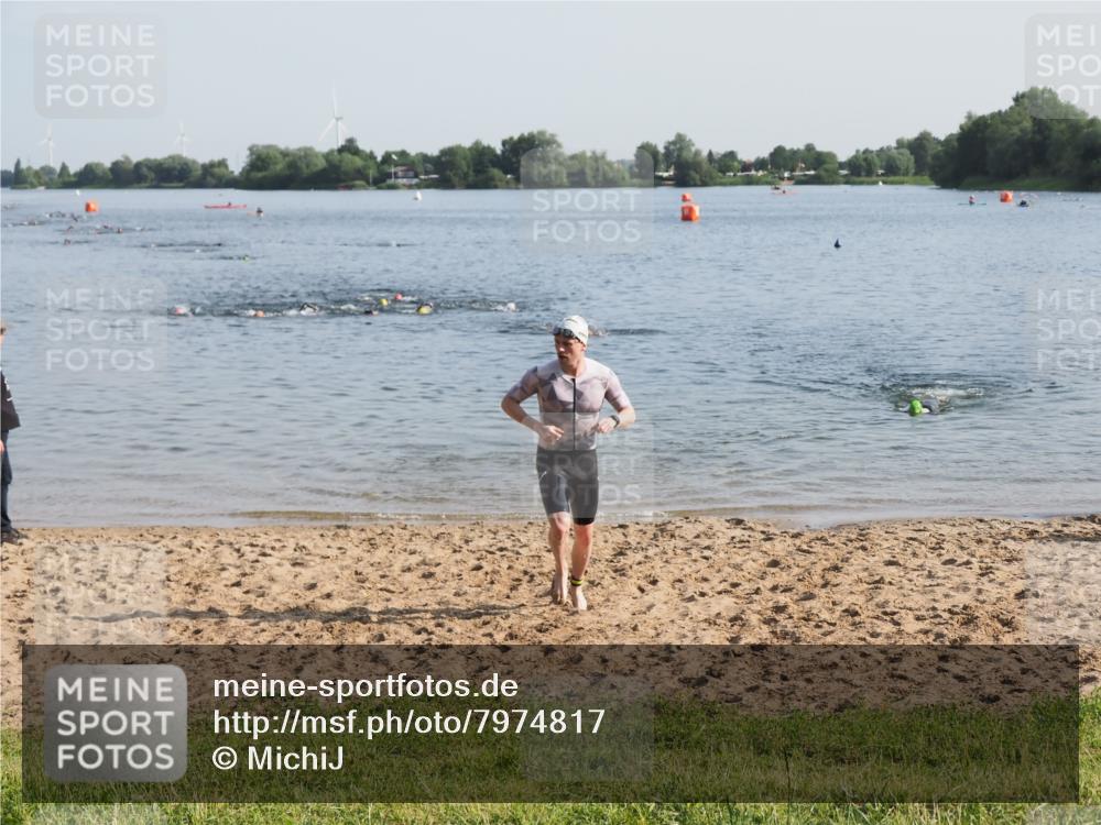 21.06.2025 - 27. Vierlanden-Triathlon MichiJ http://msf.ph/oto/7974817 15.06.2026 08:40:32 Schwimmen 7 meine-sportfotos.de
