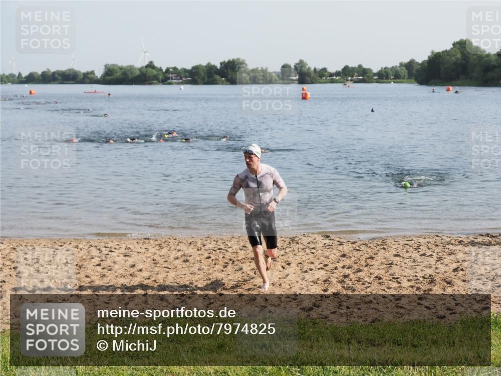 21.06.2025 - 27. Vierlanden-Triathlon MichiJ http://msf.ph/oto/7974825 15.06.2026 08:40:33 Schwimmen 7 meine-sportfotos.de