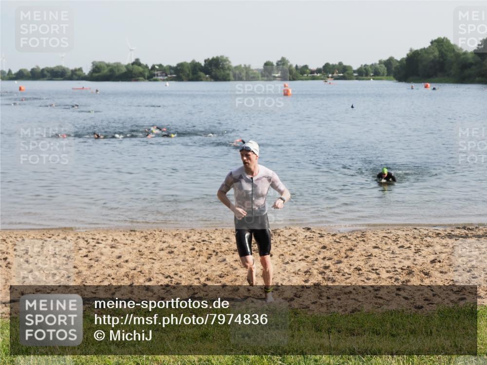 21.06.2025 - 27. Vierlanden-Triathlon MichiJ http://msf.ph/oto/7974836 15.06.2026 08:40:33 Schwimmen 7 meine-sportfotos.de