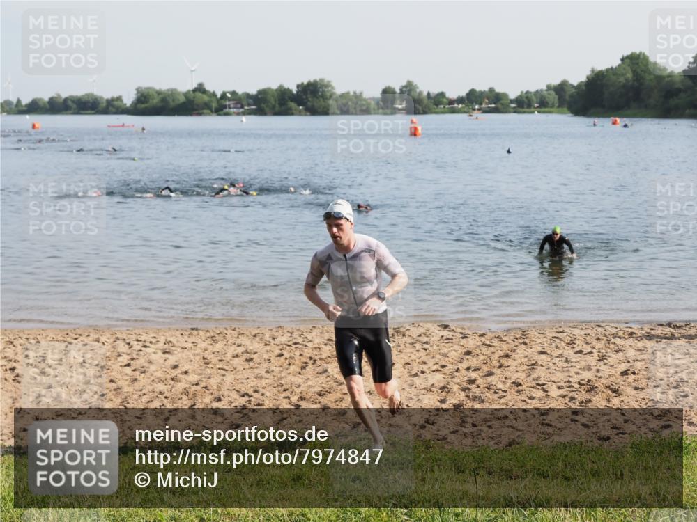 21.06.2025 - 27. Vierlanden-Triathlon MichiJ http://msf.ph/oto/7974847 15.06.2026 08:40:33 Schwimmen 7 meine-sportfotos.de