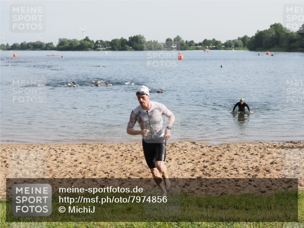 21.06.2025 - 27. Vierlanden-Triathlon MichiJ http://msf.ph/oto/7974856 15.06.2026 08:40:34 Schwimmen 7 meine-sportfotos.de