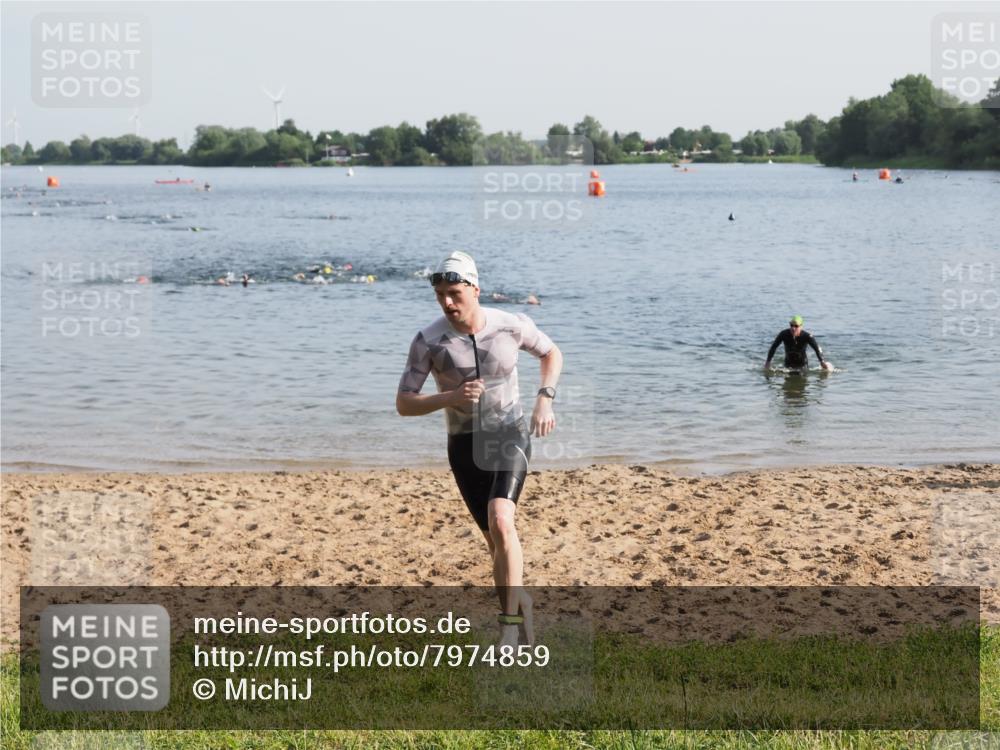21.06.2025 - 27. Vierlanden-Triathlon MichiJ http://msf.ph/oto/7974859 15.06.2026 08:40:34 Schwimmen 7 meine-sportfotos.de