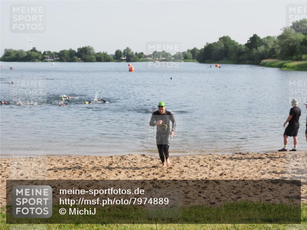 21.06.2025 - 27. Vierlanden-Triathlon MichiJ http://msf.ph/oto/7974889 15.06.2026 08:40:41 Schwimmen 5, 7 meine-sportfotos.de