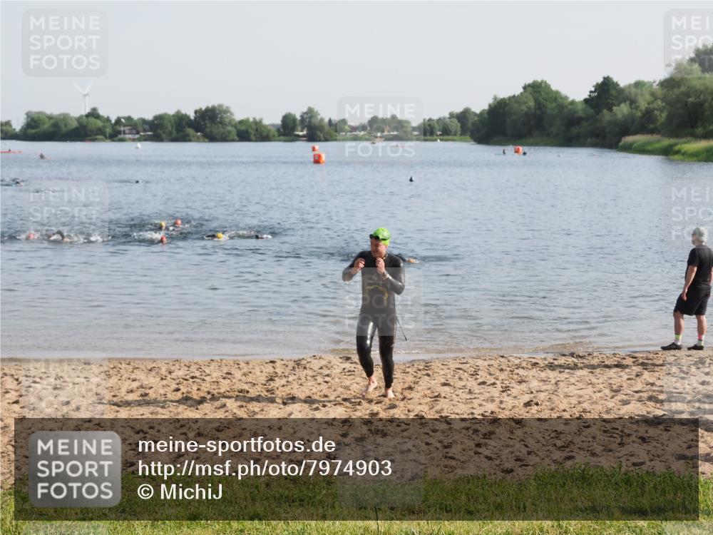 21.06.2025 - 27. Vierlanden-Triathlon MichiJ http://msf.ph/oto/7974903 15.06.2026 08:40:41 Schwimmen 5, 7 meine-sportfotos.de