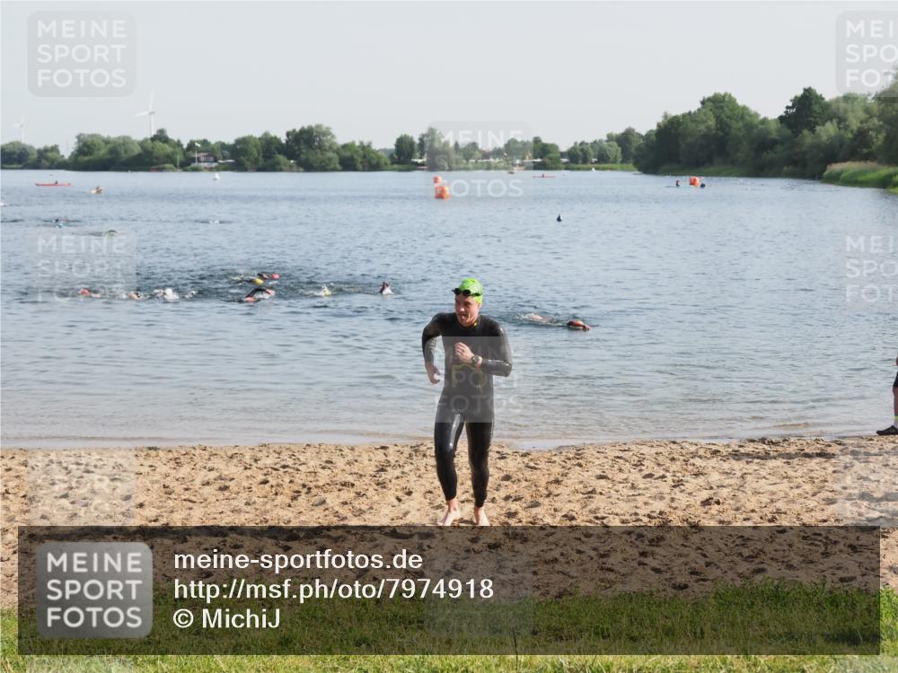 21.06.2025 - 27. Vierlanden-Triathlon MichiJ http://msf.ph/oto/7974918 15.06.2026 08:40:42 Schwimmen 5 meine-sportfotos.de