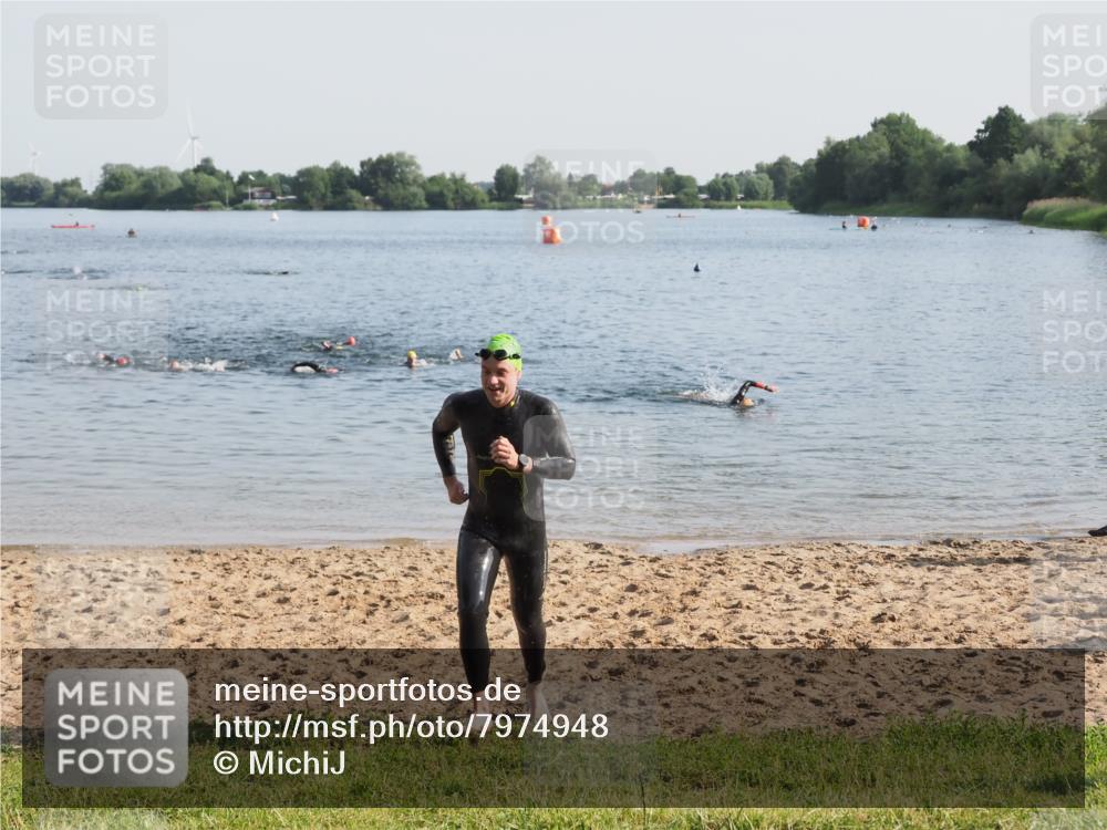 21.06.2025 - 27. Vierlanden-Triathlon MichiJ http://msf.ph/oto/7974948 15.06.2026 08:40:43 Schwimmen 5 meine-sportfotos.de