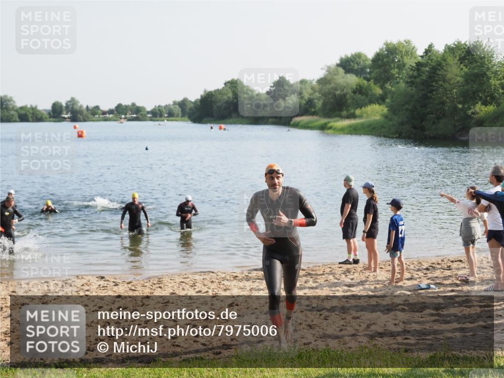 21.06.2025 - 27. Vierlanden-Triathlon MichiJ http://msf.ph/oto/7975006 15.06.2026 08:40:59 Schwimmen 99, 114, 129 meine-sportfotos.de