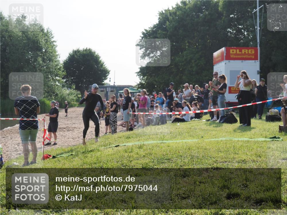 15.06.2025 - 27. Vierlanden-Triathlon KatJ http://msf.ph/oto/7975044 15.06.2025 08:28:31 Schwimmen 10 meine-sportfotos.de