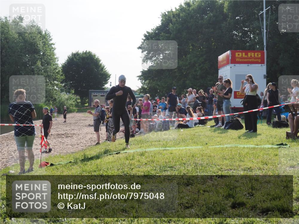 15.06.2025 - 27. Vierlanden-Triathlon KatJ http://msf.ph/oto/7975048 15.06.2025 08:28:32 Schwimmen 10 meine-sportfotos.de