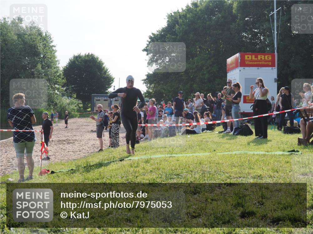 15.06.2025 - 27. Vierlanden-Triathlon KatJ http://msf.ph/oto/7975053 15.06.2025 08:28:32 Schwimmen 10 meine-sportfotos.de