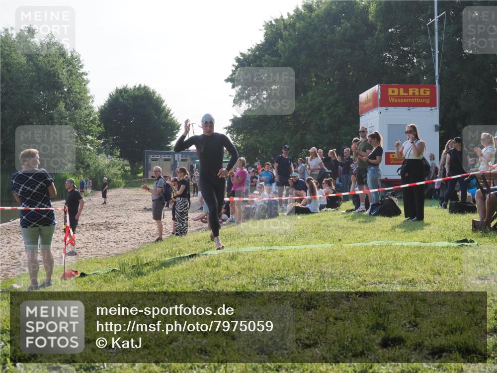 15.06.2025 - 27. Vierlanden-Triathlon KatJ http://msf.ph/oto/7975059 15.06.2025 08:28:32 Schwimmen 10 meine-sportfotos.de