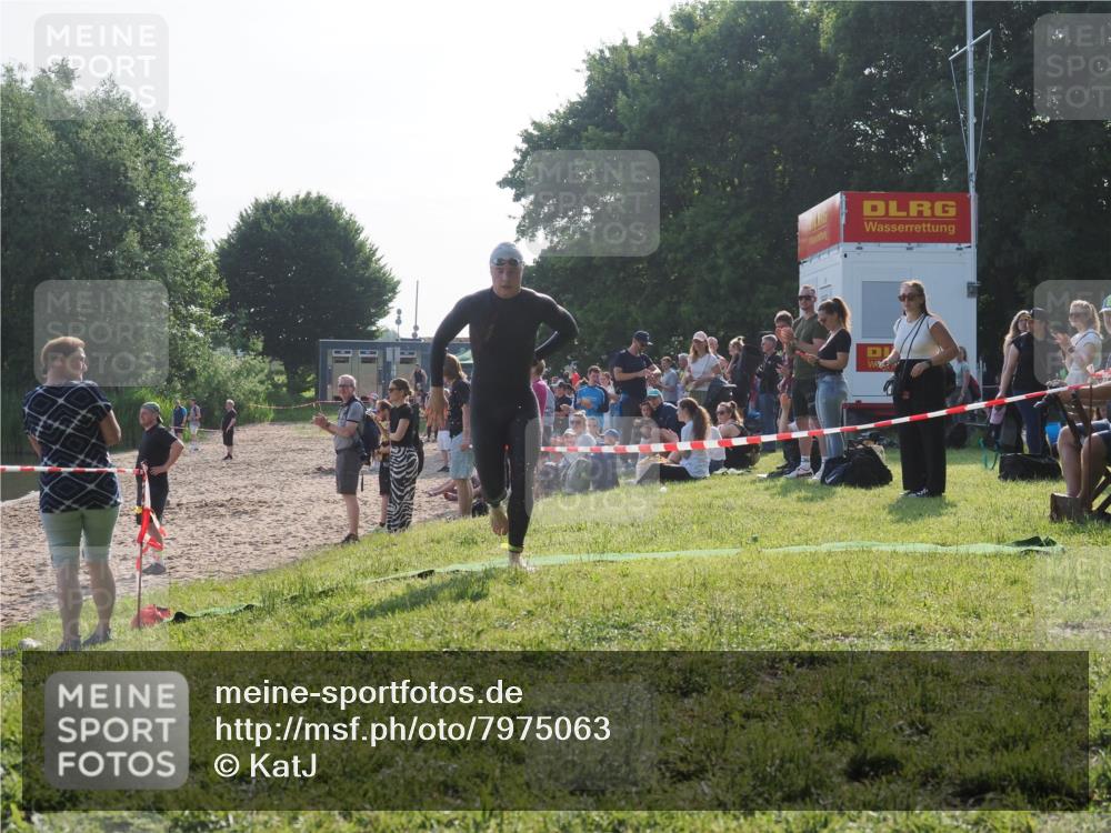 15.06.2025 - 27. Vierlanden-Triathlon KatJ http://msf.ph/oto/7975063 15.06.2025 08:28:33 Schwimmen 10 meine-sportfotos.de