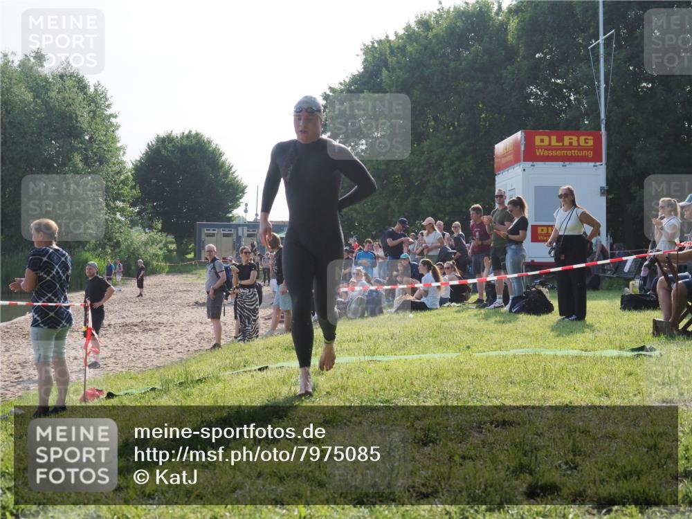 15.06.2025 - 27. Vierlanden-Triathlon KatJ http://msf.ph/oto/7975085 15.06.2025 08:28:34 Schwimmen 10 meine-sportfotos.de