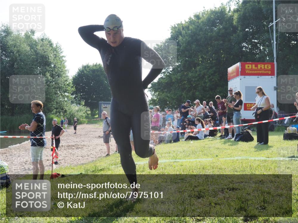 15.06.2025 - 27. Vierlanden-Triathlon KatJ http://msf.ph/oto/7975101 15.06.2025 08:28:34 Schwimmen 10 meine-sportfotos.de