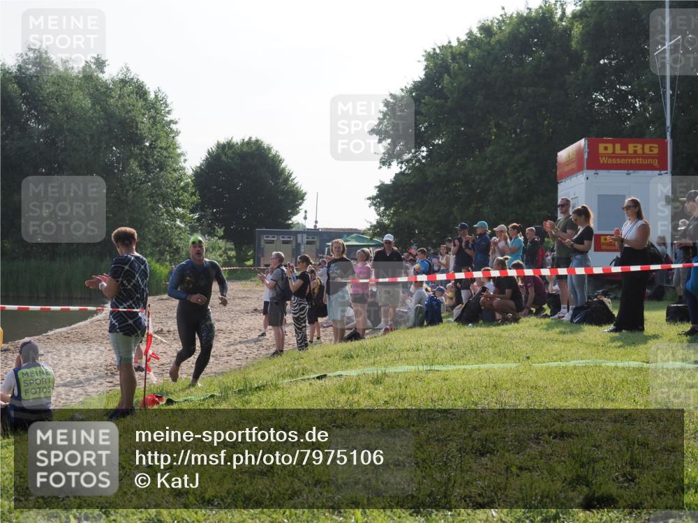 15.06.2025 - 27. Vierlanden-Triathlon KatJ http://msf.ph/oto/7975106 15.06.2025 08:29:22 Schwimmen 4, 51 meine-sportfotos.de