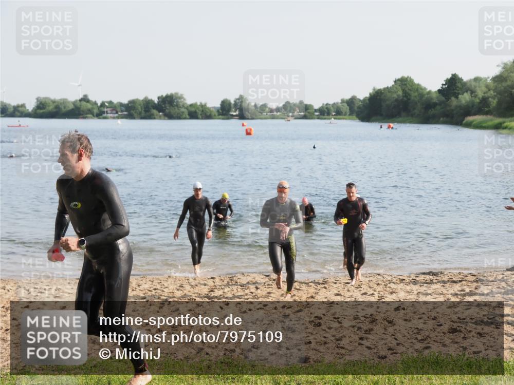 21.06.2025 - 27. Vierlanden-Triathlon MichiJ http://msf.ph/oto/7975109 15.06.2026 08:41:05 Schwimmen 99, 109, 114, 129, 138, 147 meine-sportfotos.de