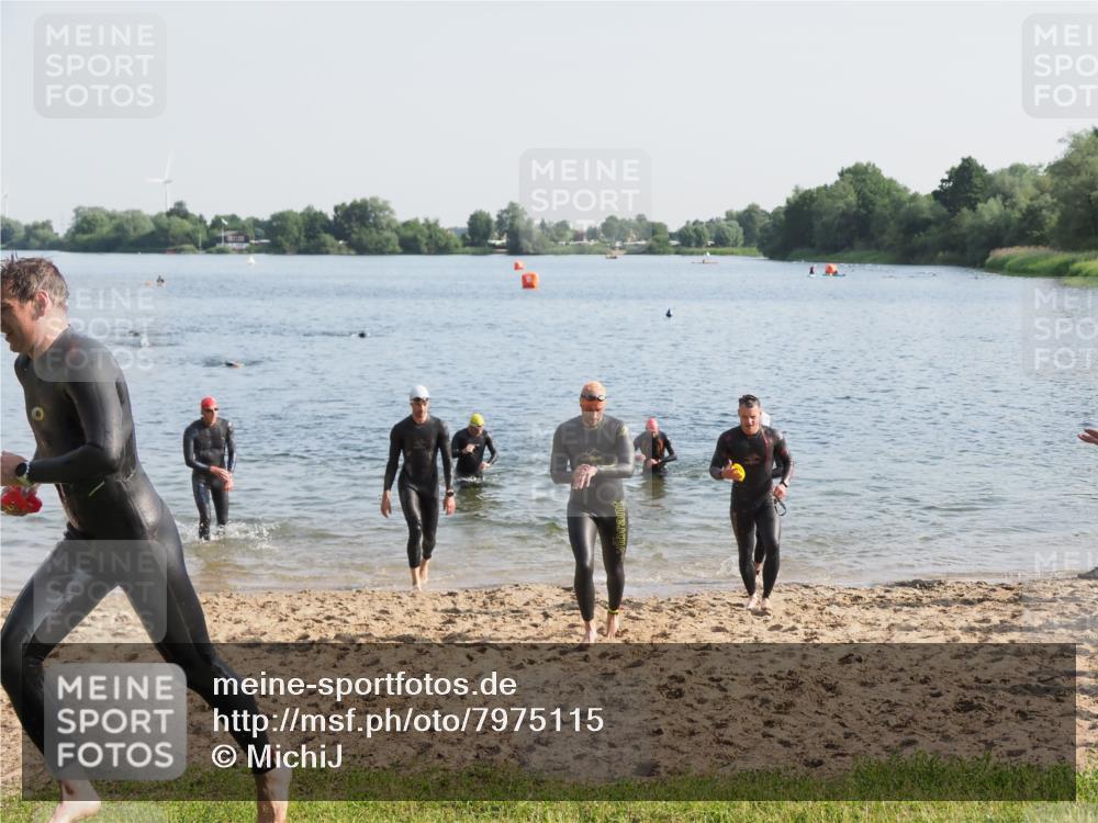 21.06.2025 - 27. Vierlanden-Triathlon MichiJ http://msf.ph/oto/7975115 15.06.2026 08:41:05 Schwimmen 99, 109, 114, 129, 138, 147 meine-sportfotos.de