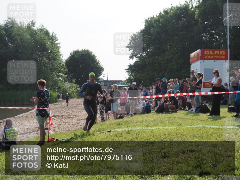 15.06.2025 - 27. Vierlanden-Triathlon KatJ http://msf.ph/oto/7975116 15.06.2025 08:29:23 Schwimmen 4, 51 meine-sportfotos.de