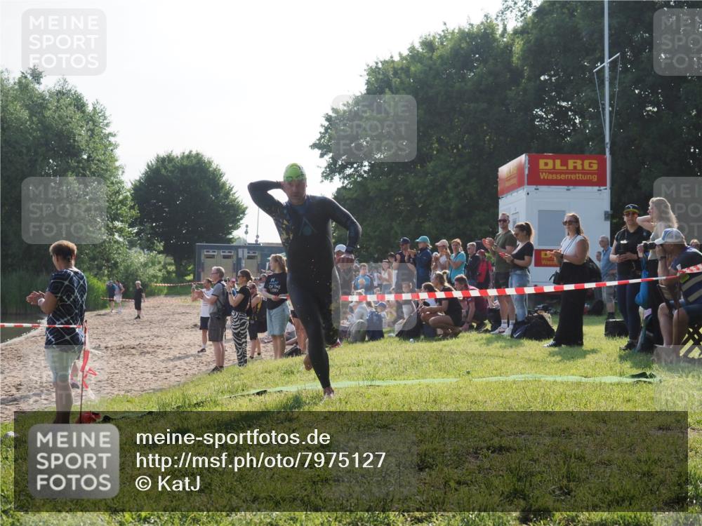 15.06.2025 - 27. Vierlanden-Triathlon KatJ http://msf.ph/oto/7975127 15.06.2025 08:29:24 Schwimmen 4, 51 meine-sportfotos.de