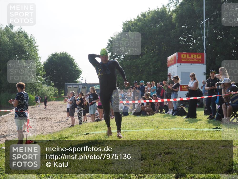 15.06.2025 - 27. Vierlanden-Triathlon KatJ http://msf.ph/oto/7975136 15.06.2025 08:29:24 Schwimmen 4, 51 meine-sportfotos.de
