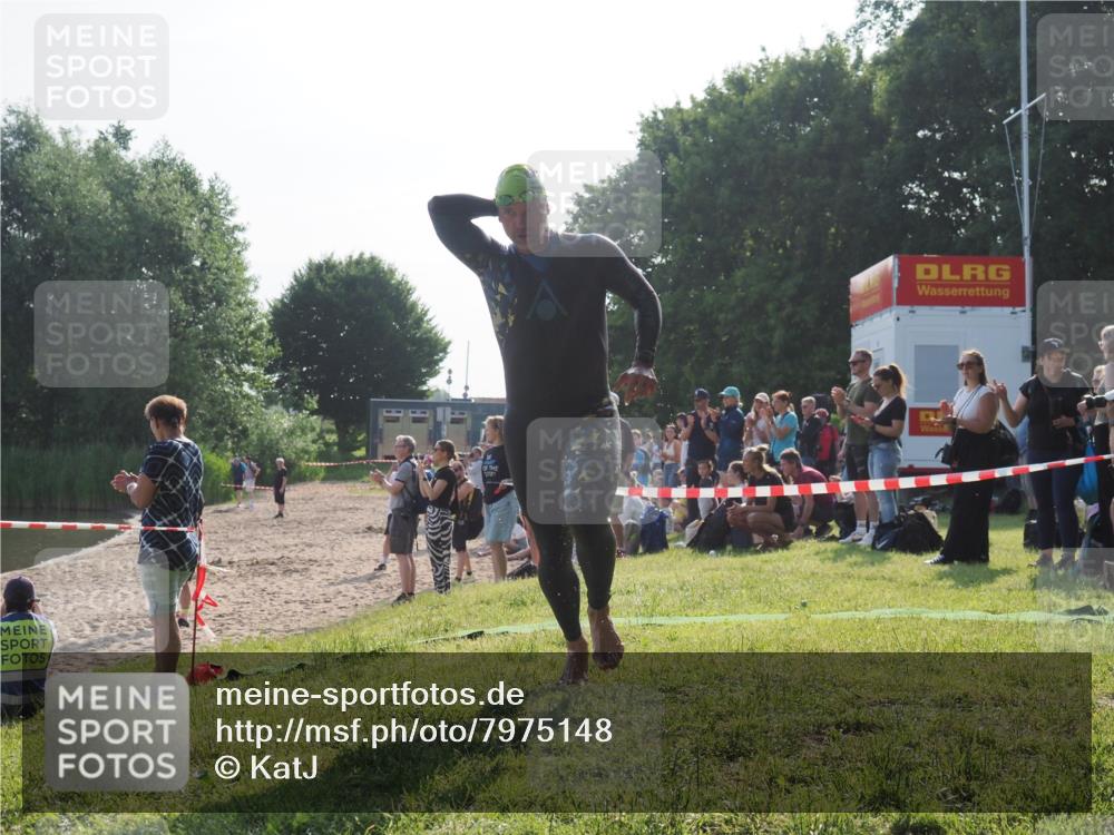 15.06.2025 - 27. Vierlanden-Triathlon KatJ http://msf.ph/oto/7975148 15.06.2025 08:29:25 Schwimmen 4, 51 meine-sportfotos.de