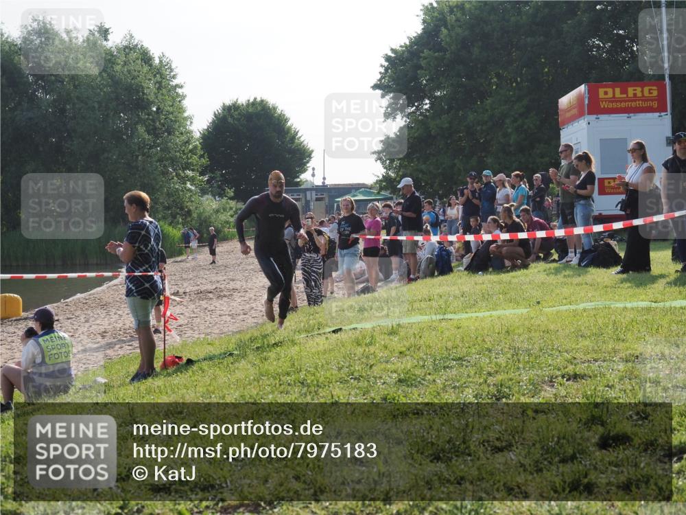 15.06.2025 - 27. Vierlanden-Triathlon KatJ http://msf.ph/oto/7975183 15.06.2025 08:29:28 Schwimmen 4, 51 meine-sportfotos.de