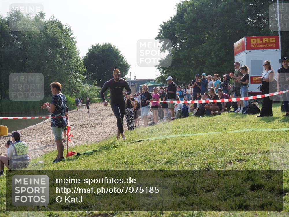 15.06.2025 - 27. Vierlanden-Triathlon KatJ http://msf.ph/oto/7975185 15.06.2025 08:29:28 Schwimmen 4, 51 meine-sportfotos.de