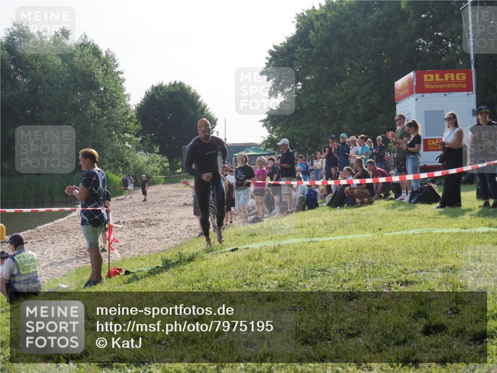 15.06.2025 - 27. Vierlanden-Triathlon KatJ http://msf.ph/oto/7975195 15.06.2025 08:29:28 Schwimmen 4, 51 meine-sportfotos.de
