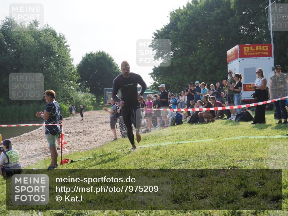 15.06.2025 - 27. Vierlanden-Triathlon KatJ http://msf.ph/oto/7975209 15.06.2025 08:29:29 Schwimmen 4, 51 meine-sportfotos.de