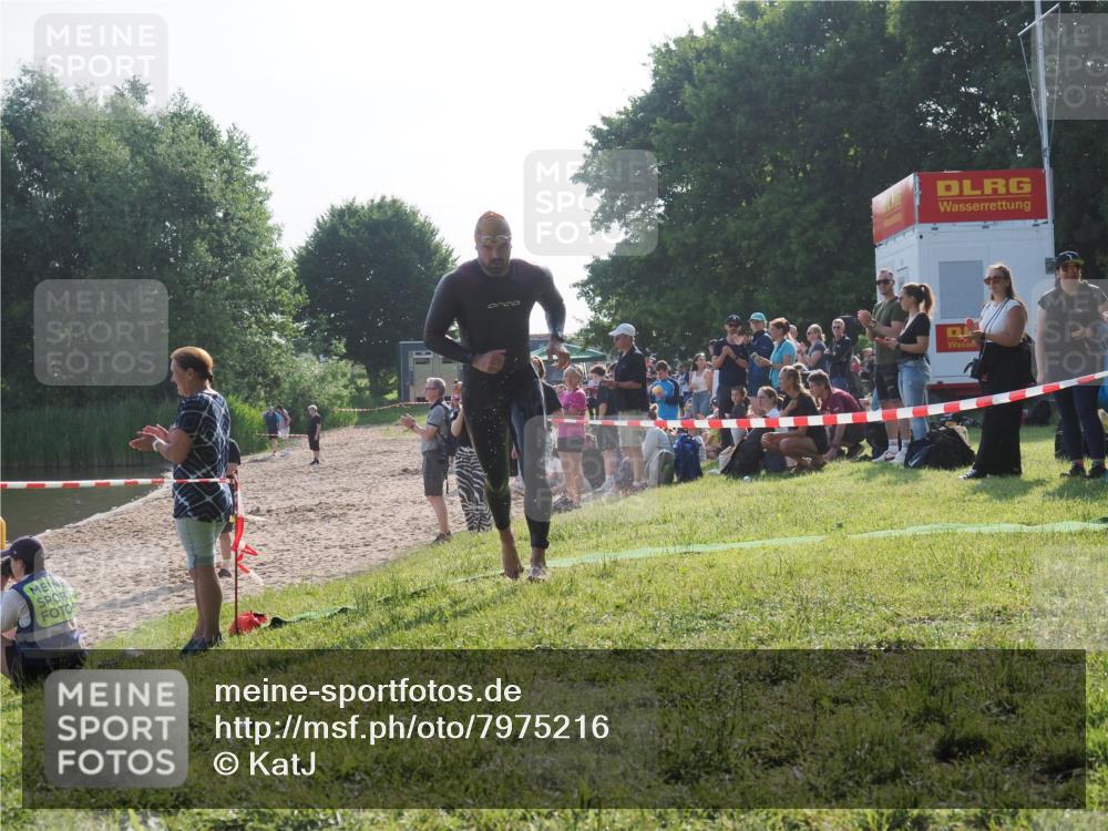 15.06.2025 - 27. Vierlanden-Triathlon KatJ http://msf.ph/oto/7975216 15.06.2025 08:29:29 Schwimmen 4, 51 meine-sportfotos.de