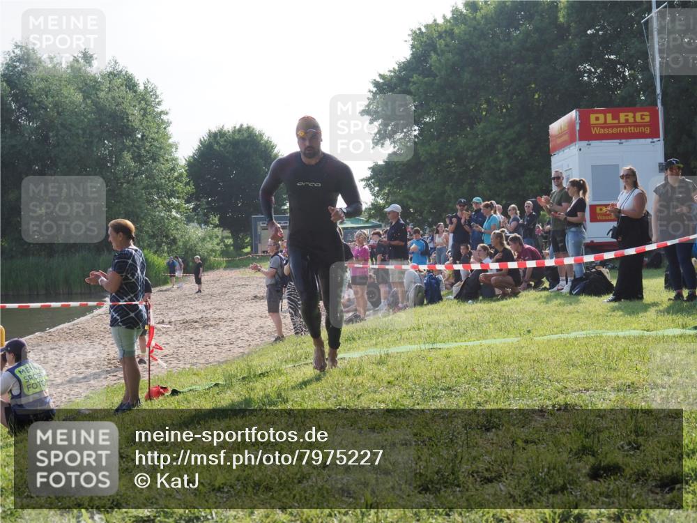 15.06.2025 - 27. Vierlanden-Triathlon KatJ http://msf.ph/oto/7975227 15.06.2025 08:29:29 Schwimmen 4, 51 meine-sportfotos.de