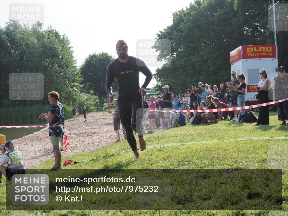 15.06.2025 - 27. Vierlanden-Triathlon KatJ http://msf.ph/oto/7975232 15.06.2025 08:29:29 Schwimmen 4, 51 meine-sportfotos.de