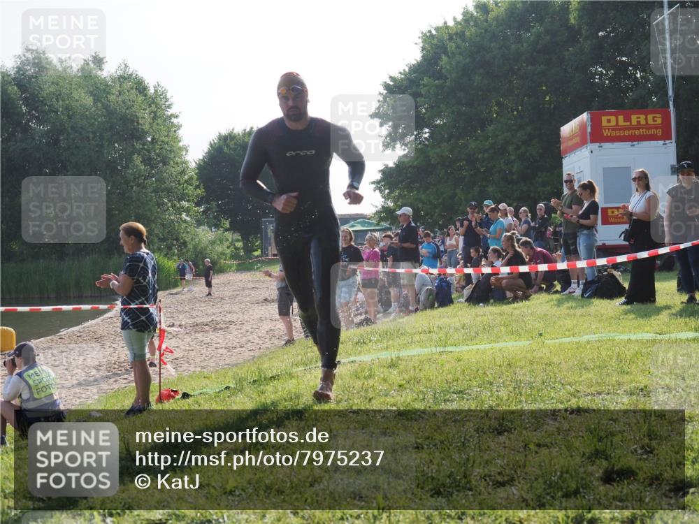 15.06.2025 - 27. Vierlanden-Triathlon KatJ http://msf.ph/oto/7975237 15.06.2025 08:29:29 Schwimmen 4, 51 meine-sportfotos.de