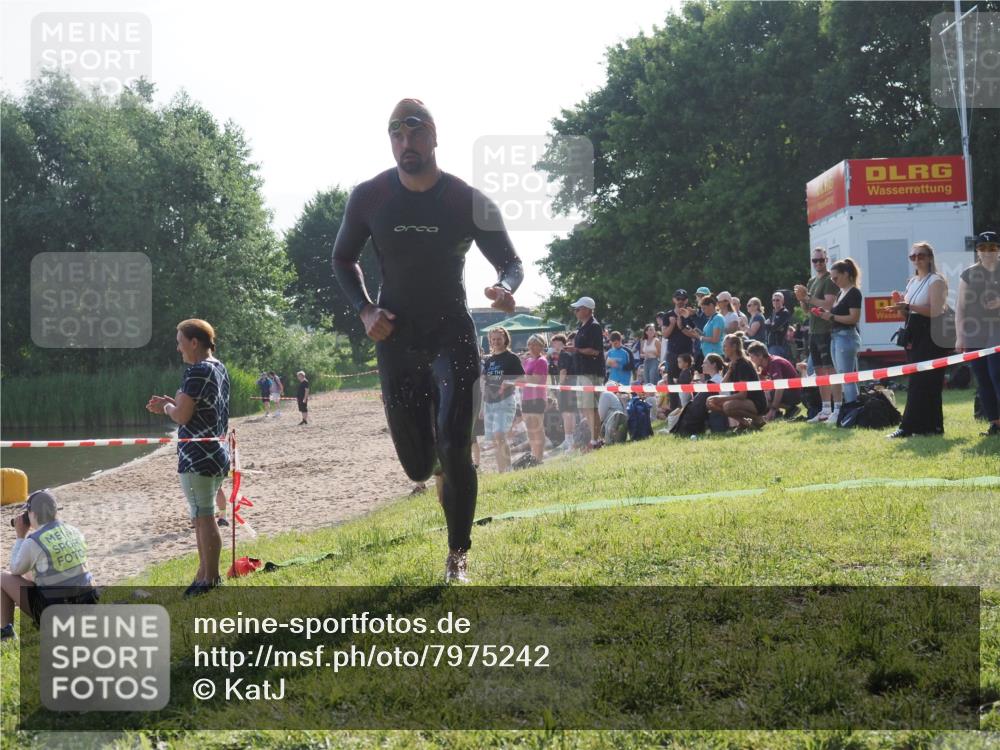 15.06.2025 - 27. Vierlanden-Triathlon KatJ http://msf.ph/oto/7975242 15.06.2025 08:29:30 Schwimmen 4, 51 meine-sportfotos.de