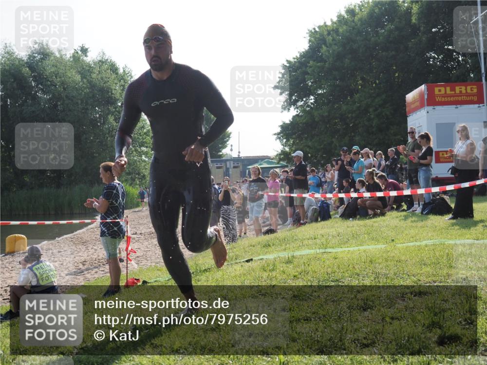 15.06.2025 - 27. Vierlanden-Triathlon KatJ http://msf.ph/oto/7975256 15.06.2025 08:29:30 Schwimmen 4, 51 meine-sportfotos.de