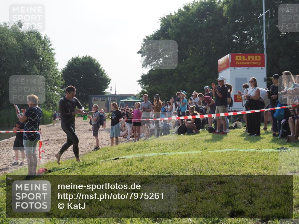 15.06.2025 - 27. Vierlanden-Triathlon KatJ http://msf.ph/oto/7975261 15.06.2025 08:30:25 Schwimmen 37 meine-sportfotos.de