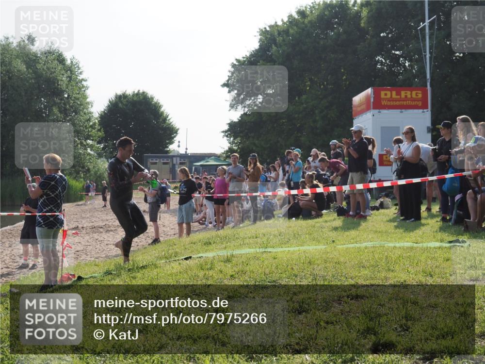15.06.2025 - 27. Vierlanden-Triathlon KatJ http://msf.ph/oto/7975266 15.06.2025 08:30:25 Schwimmen 37 meine-sportfotos.de