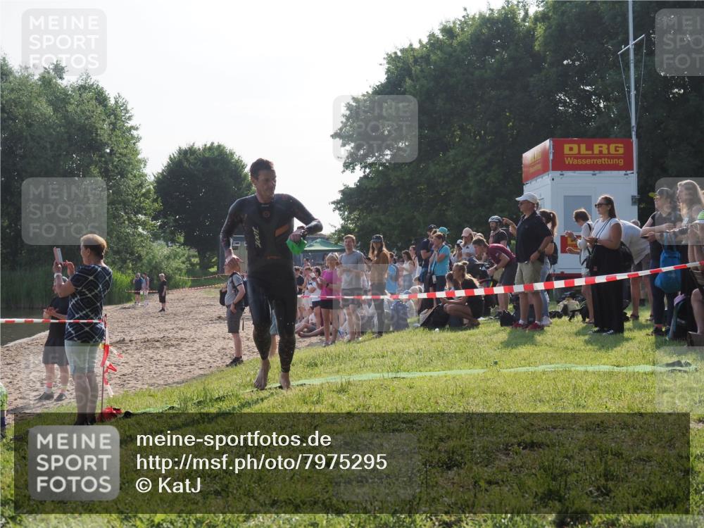 15.06.2025 - 27. Vierlanden-Triathlon KatJ http://msf.ph/oto/7975295 15.06.2025 08:30:26 Schwimmen 37 meine-sportfotos.de