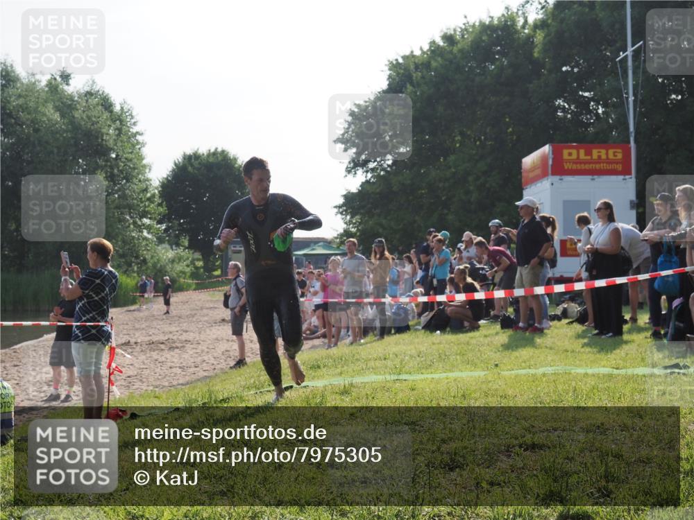 15.06.2025 - 27. Vierlanden-Triathlon KatJ http://msf.ph/oto/7975305 15.06.2025 08:30:26 Schwimmen 37 meine-sportfotos.de