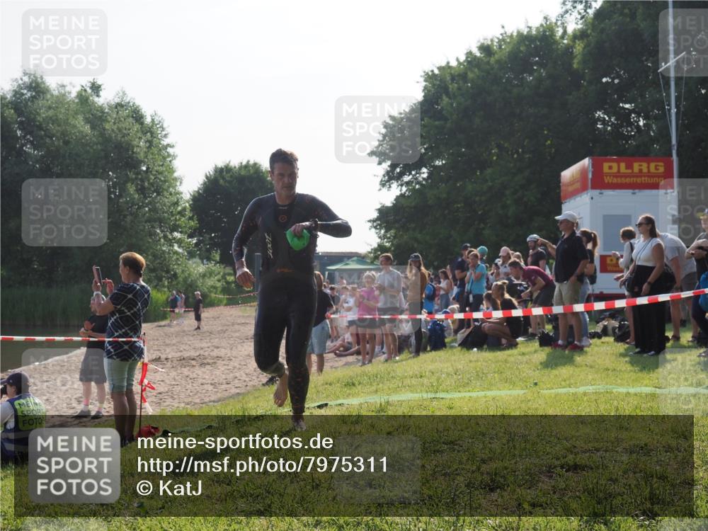 15.06.2025 - 27. Vierlanden-Triathlon KatJ http://msf.ph/oto/7975311 15.06.2025 08:30:27 Schwimmen 17, 37 meine-sportfotos.de