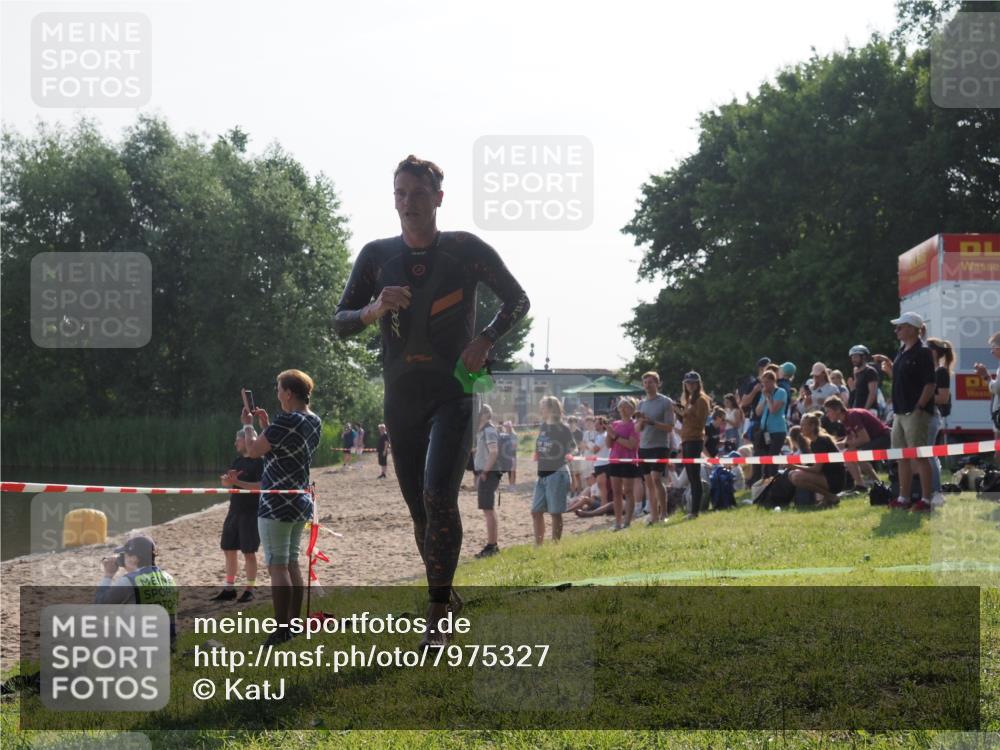 15.06.2025 - 27. Vierlanden-Triathlon KatJ http://msf.ph/oto/7975327 15.06.2025 08:30:27 Schwimmen 17, 37 meine-sportfotos.de