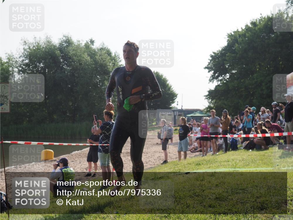 15.06.2025 - 27. Vierlanden-Triathlon KatJ http://msf.ph/oto/7975336 15.06.2025 08:30:27 Schwimmen 17, 37 meine-sportfotos.de