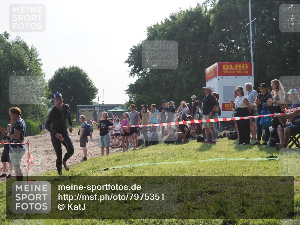 15.06.2025 - 27. Vierlanden-Triathlon KatJ http://msf.ph/oto/7975351 15.06.2025 08:30:33 Schwimmen 17, 37 meine-sportfotos.de